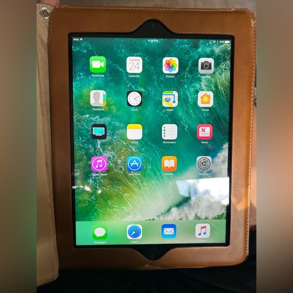 Apple Black iPad Sleek Design Vibrant Display - Picture 1 of 5